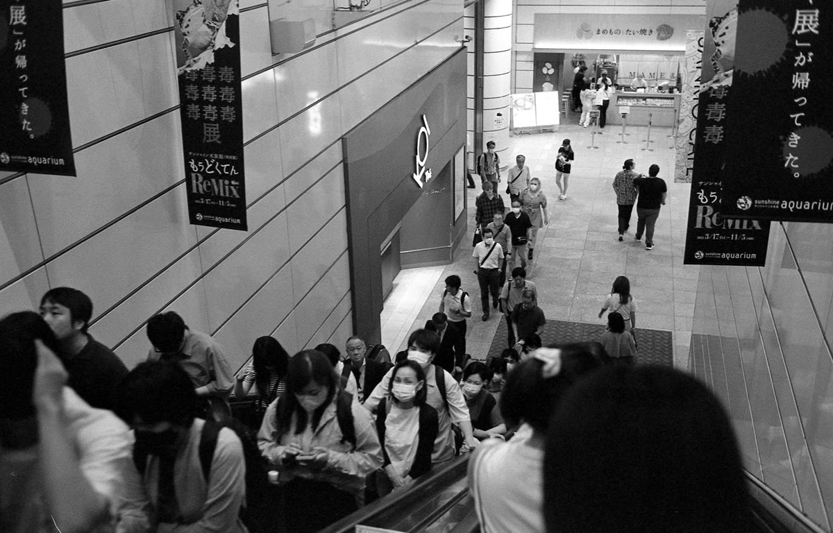 池袋は活気が戻ってきた｜Leica M5 + Summilux 35mm f1.4 + Fomapan 400 Action