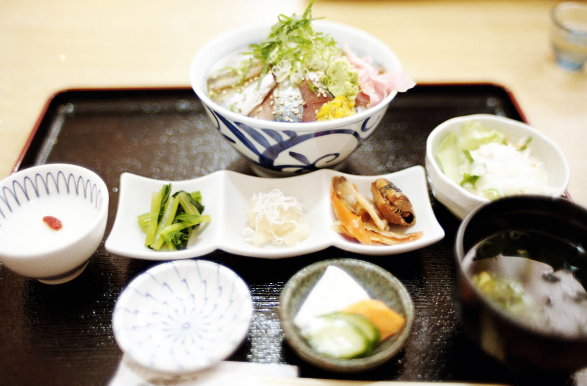 イワシと鯖のミックス丼|Nikon F3 Limited + AI Nikkor 35mm f/1.4S + KODAK ColorPlus 200
