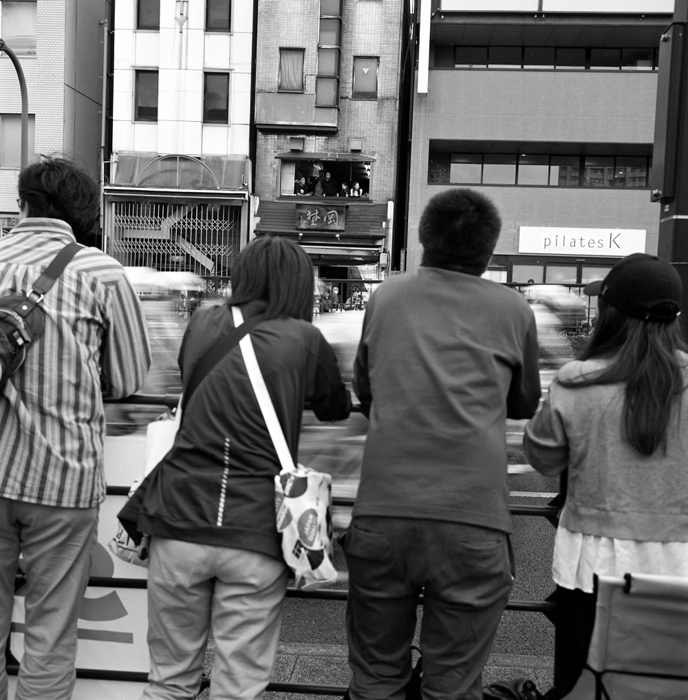 諦めて観客の背中を撮る｜ROLLEIFLEX 3.5F + Kentmere 400