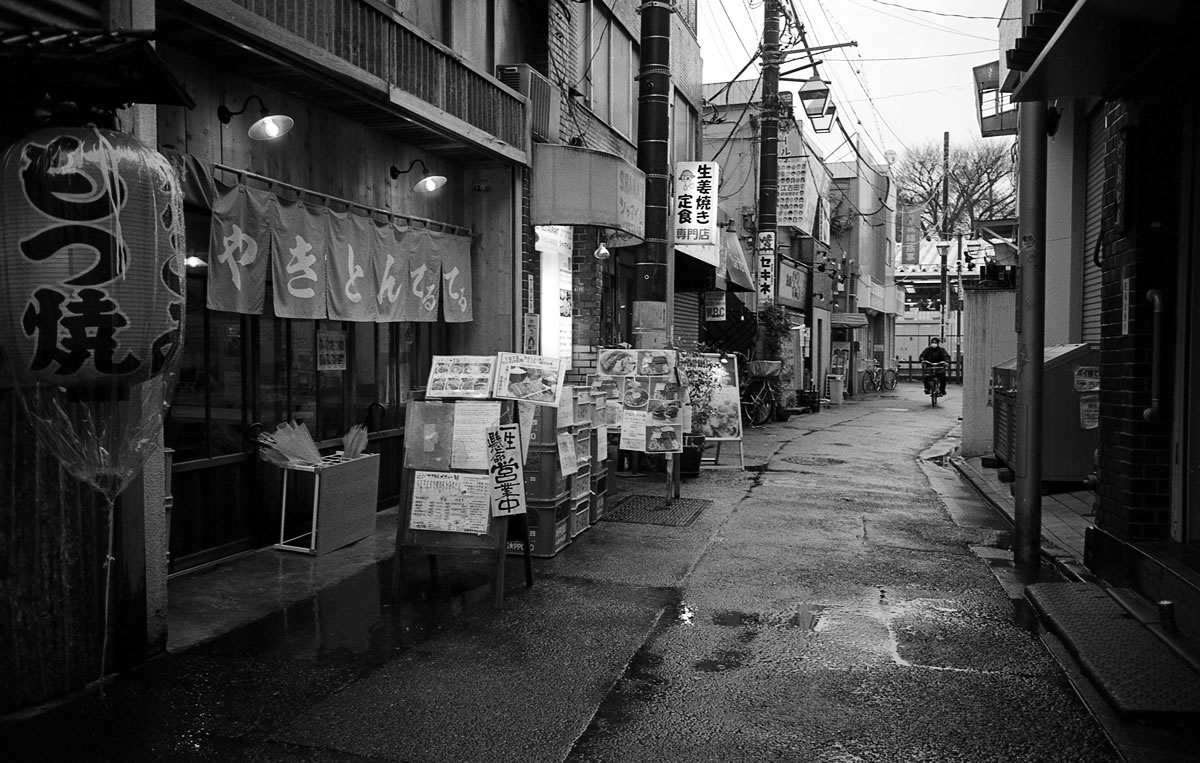 目指すお店「シャマイム」は江古田駅から徒歩1分｜Leica M5 + SUMMARON-M f5.6/28mm + ILFORD HP5 PLUS