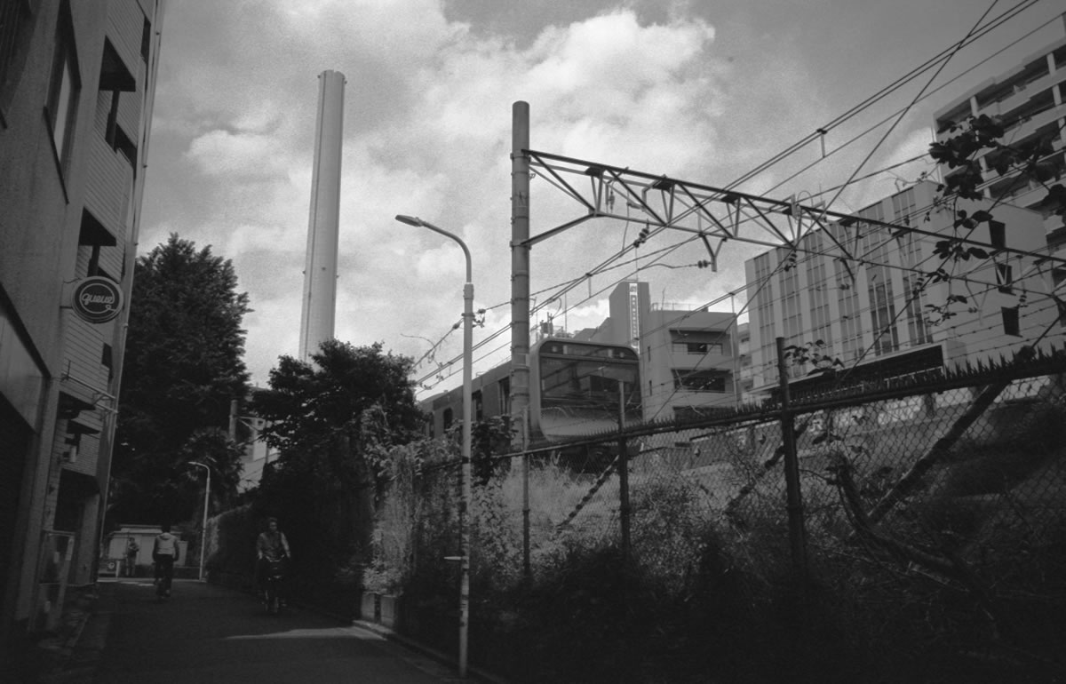 渋谷方面に向かって歩きます｜Leica M5 + SUMMARON-M f5.6/28mm + Fomapan 400 Action