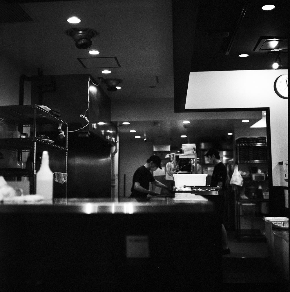 厨房からはお肉の焼ける良い音と香り｜ROLLEIFLEX 2.8F + Fomapan 400 Action