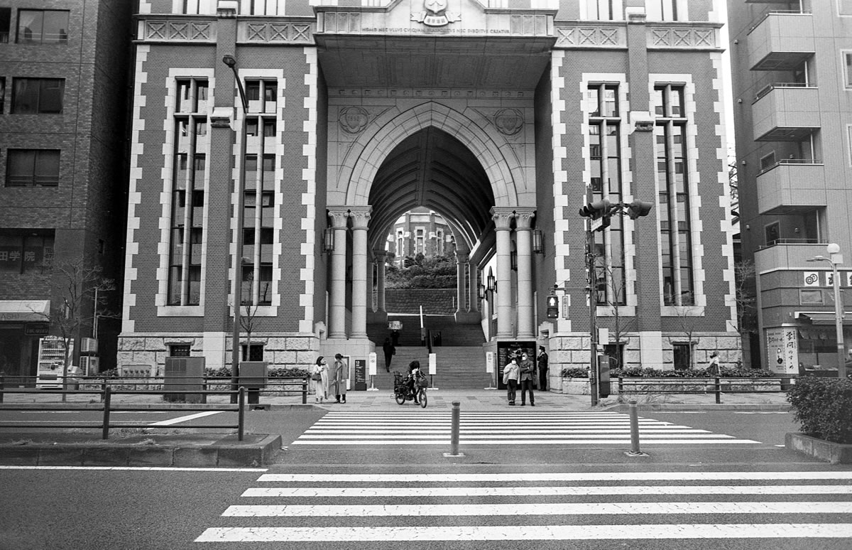 慶應義塾大学の門｜Leica M3 + SUMMARON-M f5.6/28mm + ILFORD HP5 PLUS