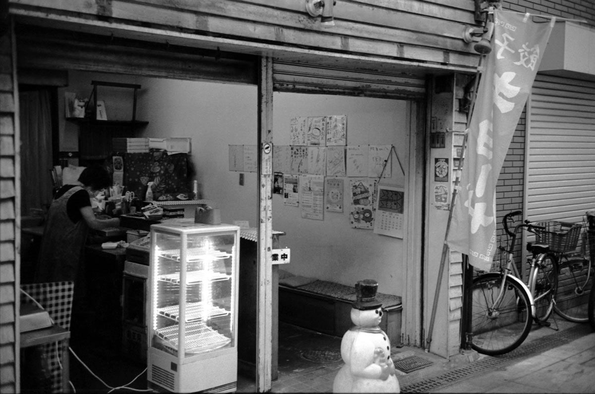 なぜか手作り餃子屋さんが多かった｜Rollei 35S + Fomapan 400 Action