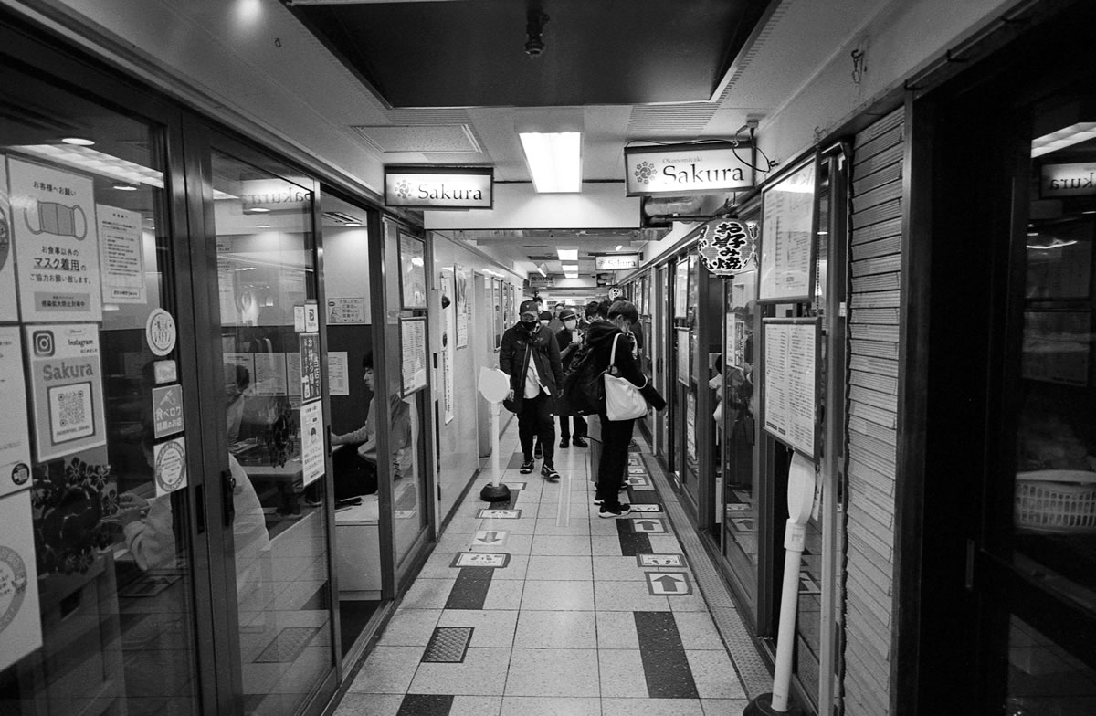 Sakuraでお好み焼きの味比べ｜Leica M5 + C Biogon T* 4.5/21 ZM + ILFORD HP5 PLUS