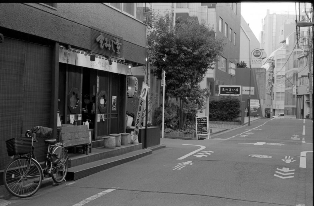 本日の目的地「もみじ屋」|Leica M3 + C Sonnar T* 1.5/50 ZM + FKodak TRI-X 400