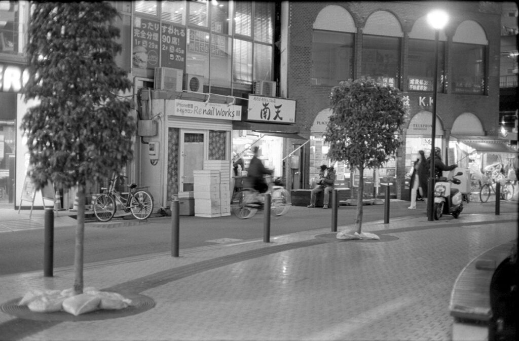 駅前の南天は立ち食いそば界で有名らしい|Leica M3 + C Sonnar T* 1.5/50 ZM + Kodak TRI-X 400