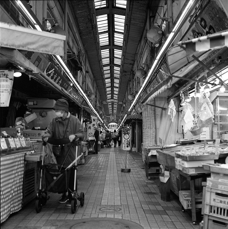 京成立石の商店街｜ROLLEIFLEX 2.8F + フィルム失念