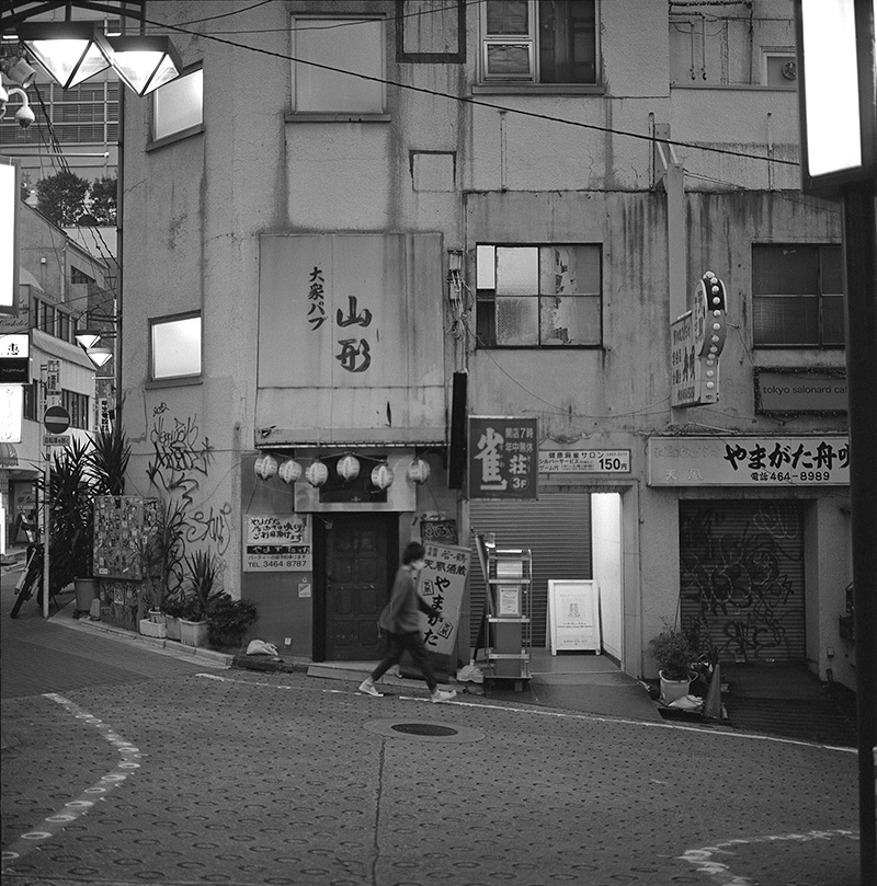 渋谷駅すぐ近くの飲み屋街｜ROLLEIFLEX 2.8F + Kodak TRI-X 400