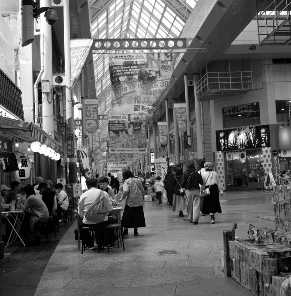 商店街はお祭りのような賑わい｜ROLLEIFLEX 2.8F + Kentmere 400