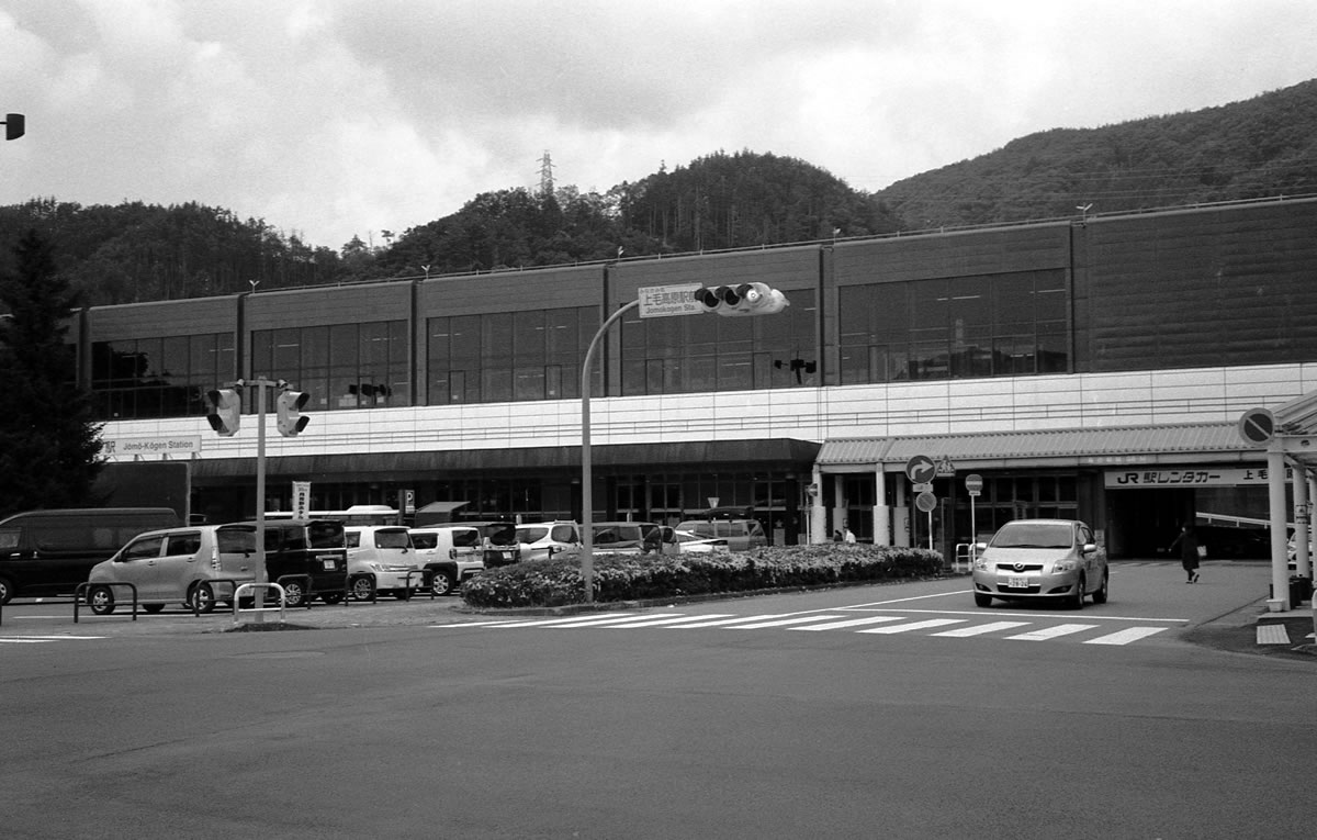 上毛高原駅の駅舎｜Rollei 35S + Fomapan 400 Action