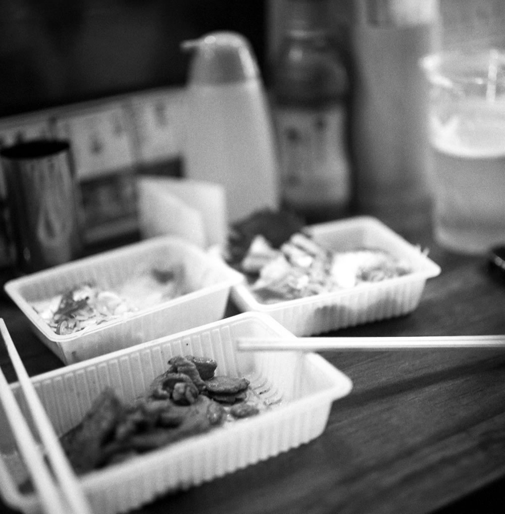 なまけのホルモン焼きも美味しい｜ROLLEIFLEX 2.8F + Rolleinar 1 Bay III + Fomapan200 Creative