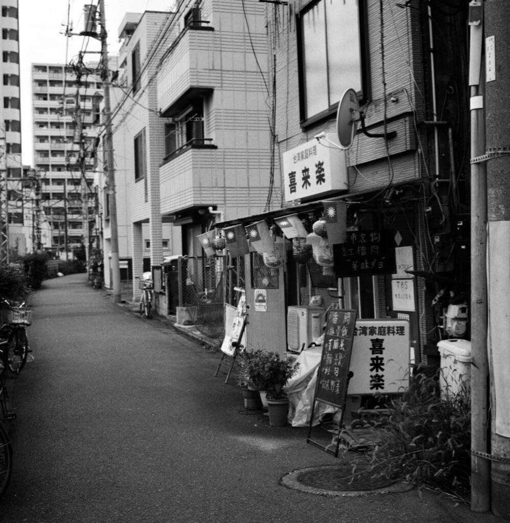 「喜来楽（シライル）」で味わうプチ台湾旅行｜ROLLEIFLEX 2.8F + Rolleinar 1 Bay III + Fomapan 200 Creative