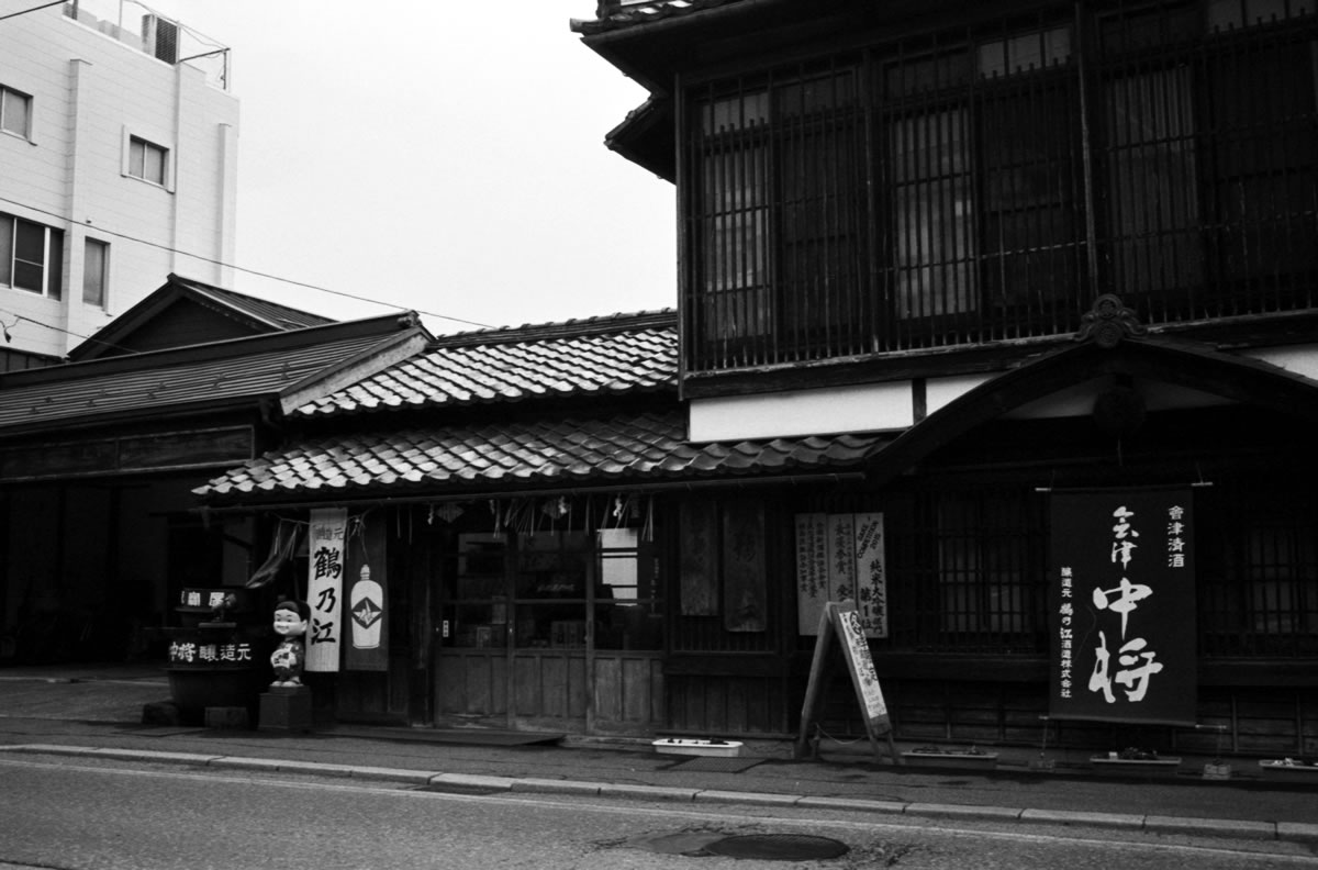 只見線の旅に向けて飲料を調達｜Leica M3 + Summicron 35mm f/2 Goggles + Marix 400