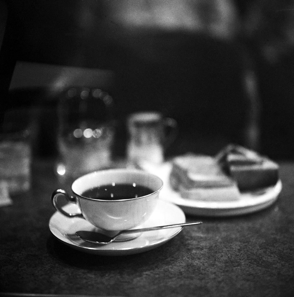 「ショパン」はコーヒーが濃いことでも有名｜ROLLEIFLEX 2.8F + Rolleinar 1 Bay III + Fomapan 400 Action