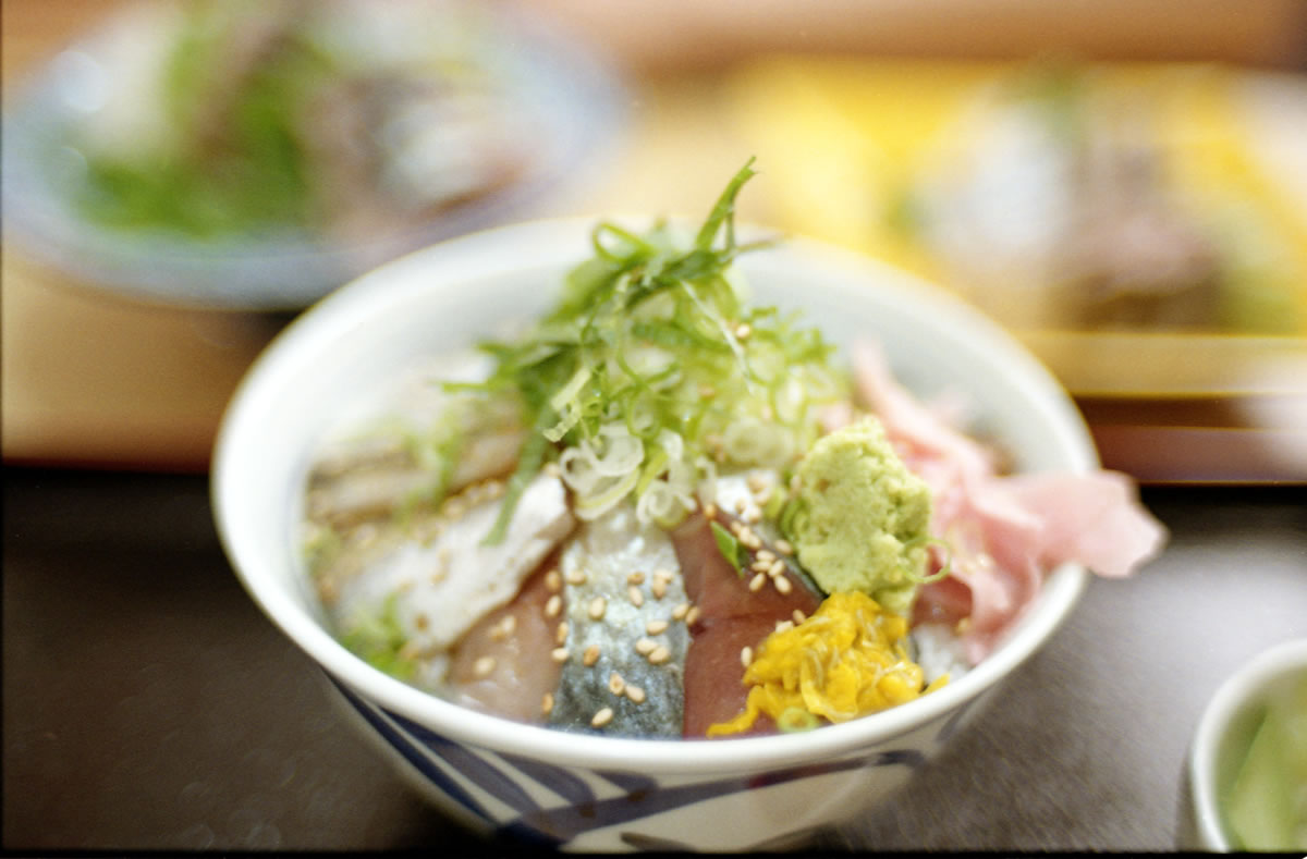 イワシもさることながら鯖が美味しかった|Nikon F3 Limited + AI Nikkor 35mm f/1.4S + KODAK ColorPlus 200