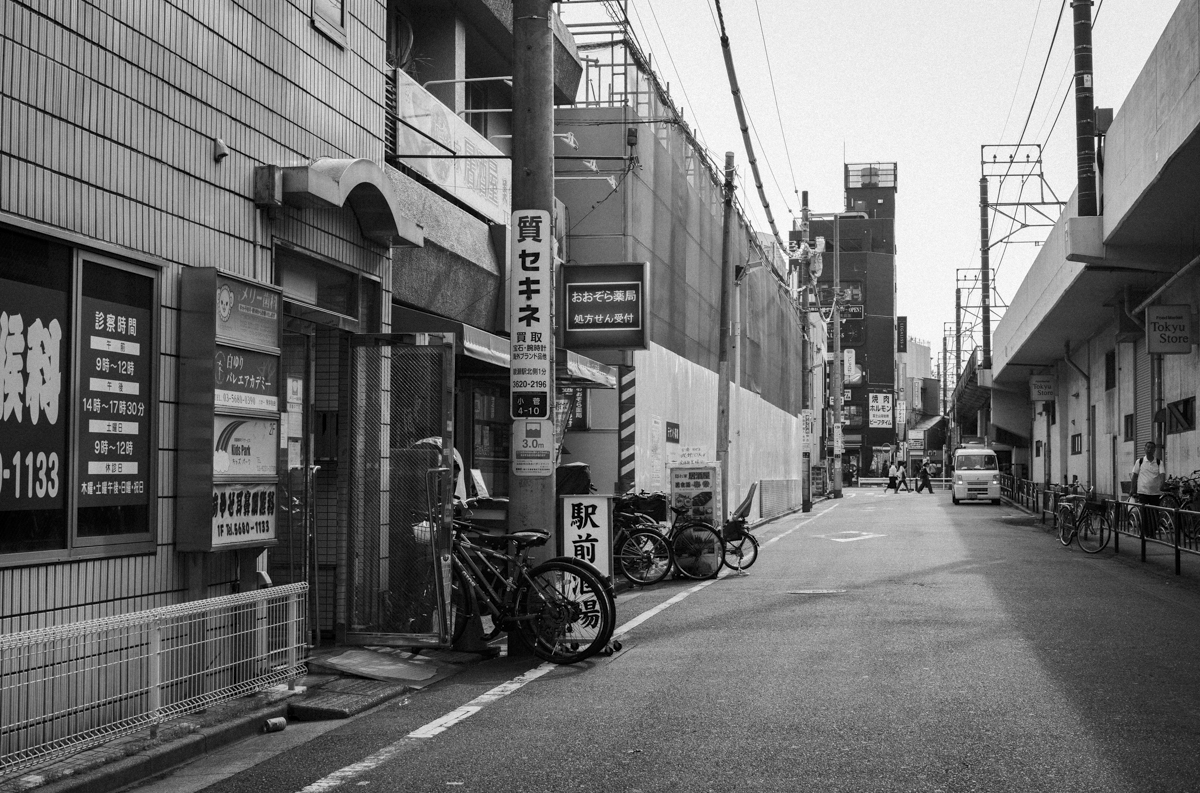 駅前酒場はどこだ！？｜Leica M10 Monochrom + SUMMILUX-M f1.4/50mm ASPH.