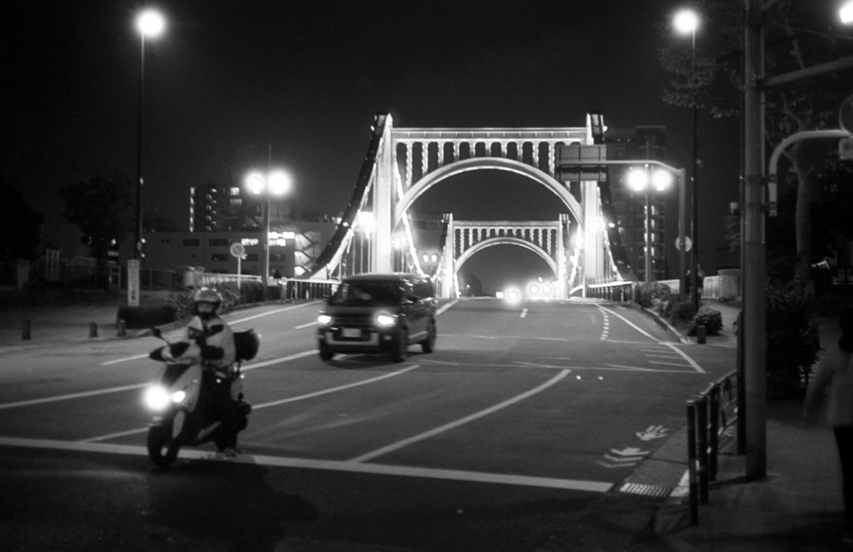 明るいレンズなので夜でも安心｜Leica M3 + DR Summicron 1:2/50mm + Fomapan 400 Action