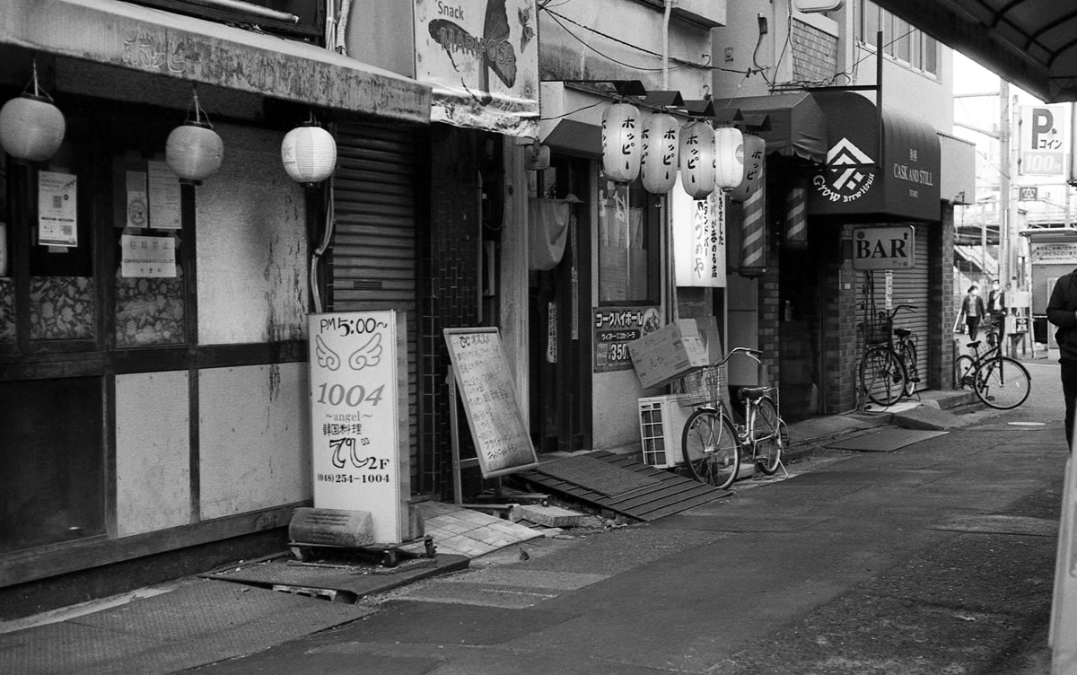 西川口の改札出てすぐの街並みが素敵｜Leica M3 + DR Summicron 1:2/50mm + Fomapan 400 Action