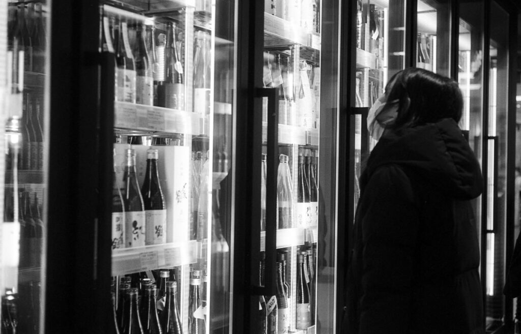 池袋のデパ地下は日本酒の品ぞろえが豊富|Leica M3 + DR Summicron 1:2/50mm + Fomapan 400 Action