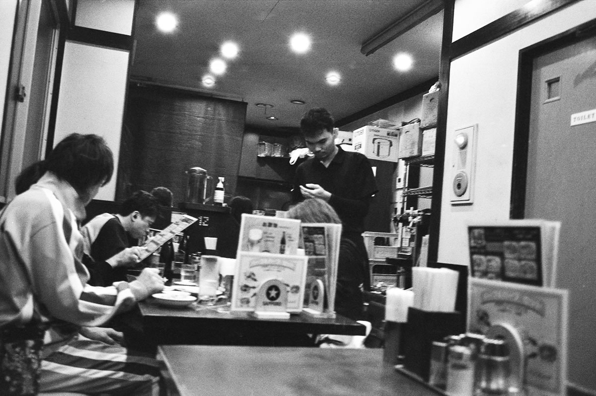 かろうじて座ることができました｜Leica M3 + Summicron 35mm f/2 Goggles + Marix 400
