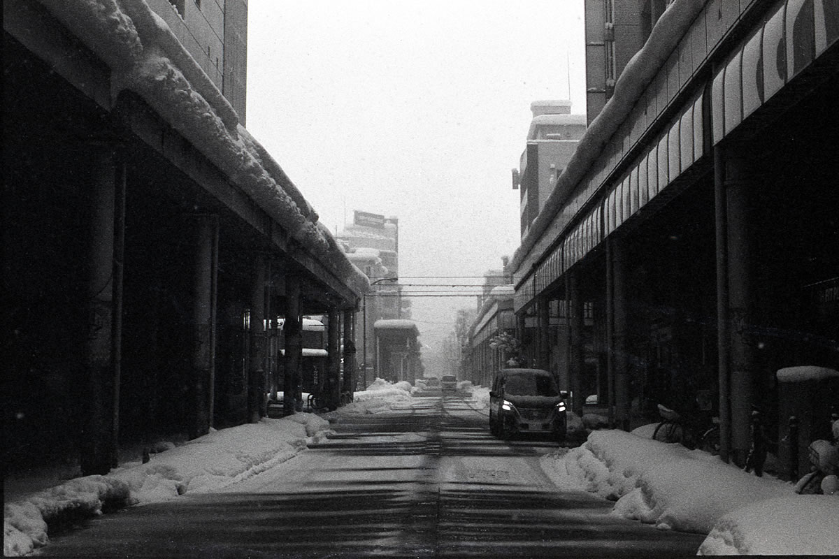 長岡の繁華街を歩く｜Nikon F3 Limited + AI Nikkor 50mm f/1.2S + Marix 400