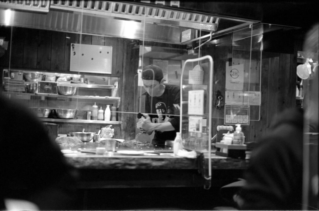 ダイナミックな料理風景|Leica M3 + C Sonnar T* 1.5/50 ZM + FKodak TRI-X 400