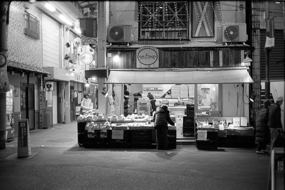 椎名町の商店街｜Leica M3 + C Sonnar T* 1.5/50 ZM + Kodak TRI-X 400