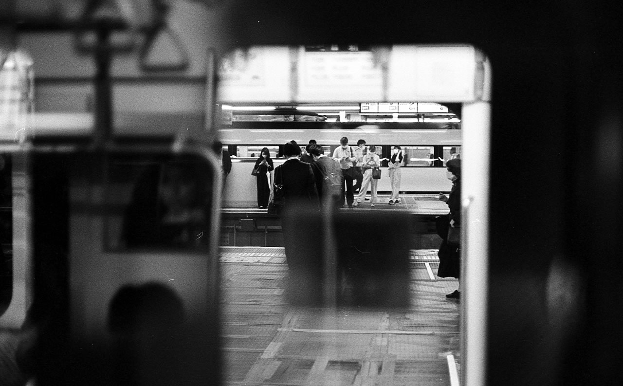 通勤にそれぞれの思いを｜Leica M3 + C Sonnar T* 1.5/50 ZM + KODAK PROFESSIONAL TRI-X