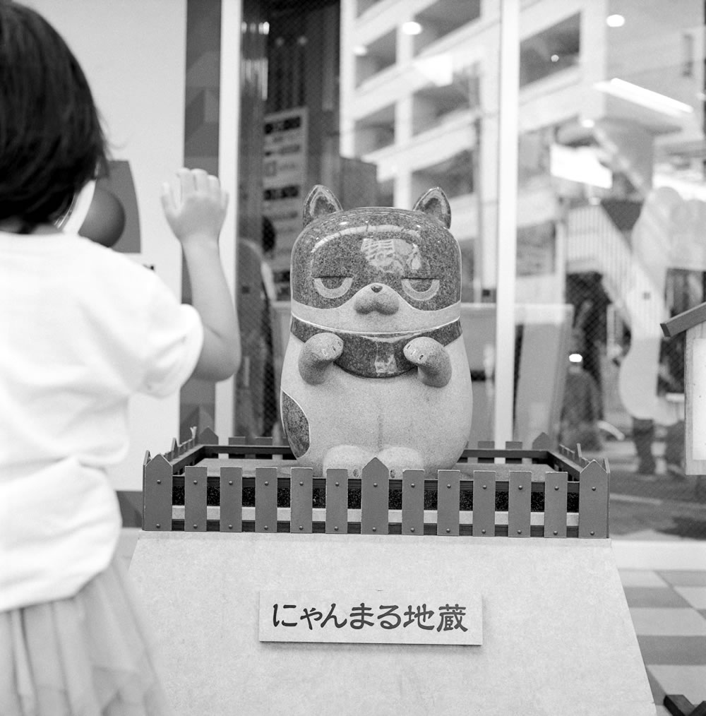 大山商店街のキャラクターかと思ったらパチンコ屋のゆるキャラだった｜ROLLEIFLEX 2.8F + ILFORD HP5 PLUS