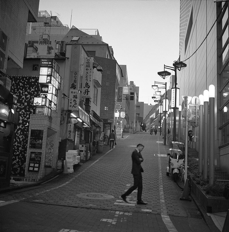 渋谷駅すぐ近くの飲み屋街②｜ROLLEIFLEX 2.8F + Kodak TRI-X 400