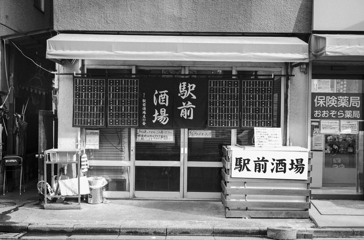 駅前酒場、開店と同時にほぼ満席！｜Leica M10 Monochrom + SUMMILUX-M f1.4/50mm ASPH.