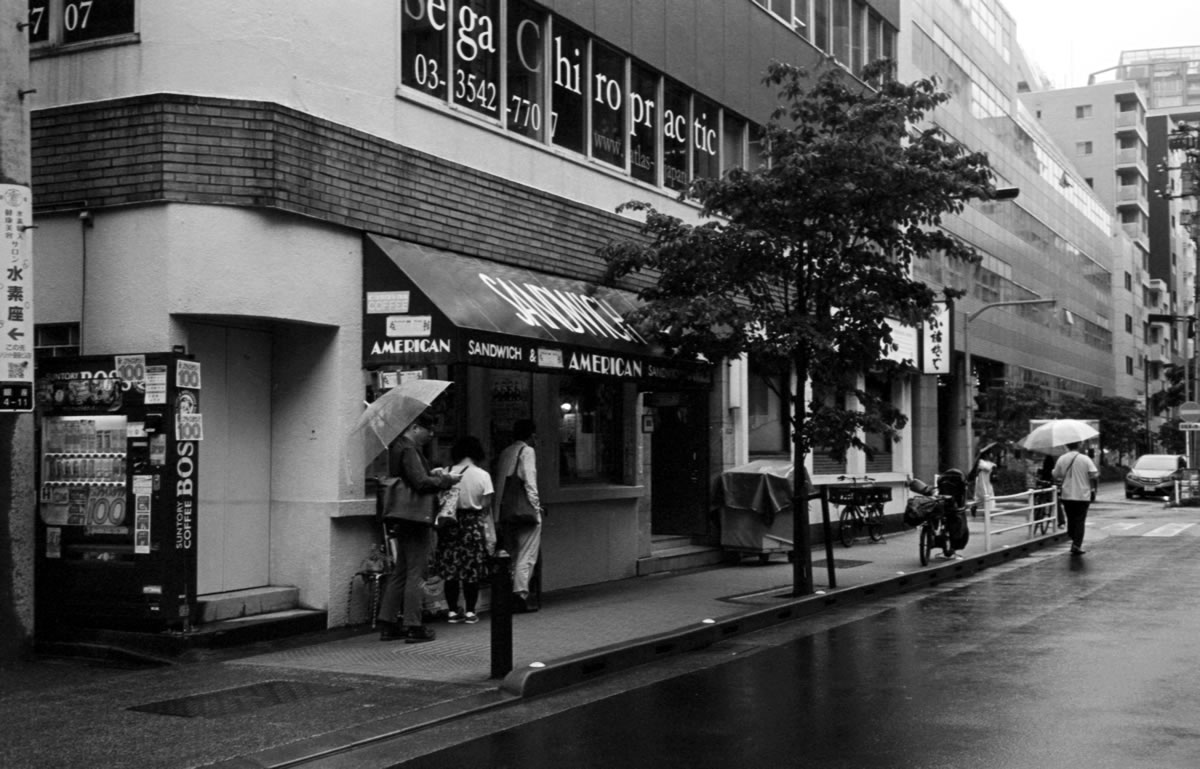 歩いていたら行列を発見｜Rollei 35S + Fomapan 400 Action