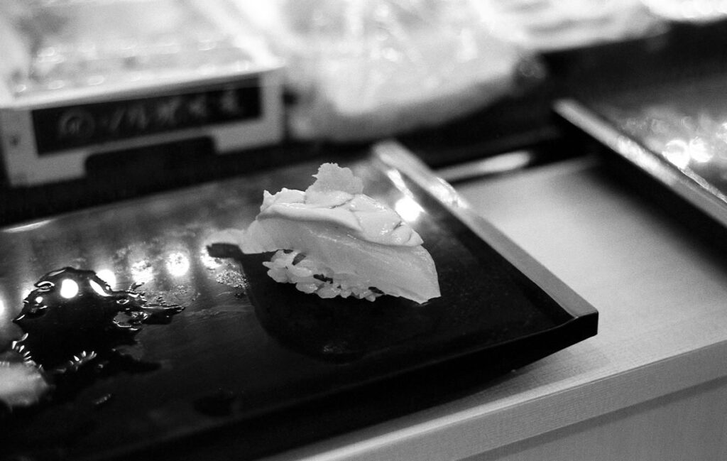 ひなと丸で寿司を味わう⑤｜Leica M5 + DR Summicron 1:2/50mm + Fomapan 400 Action