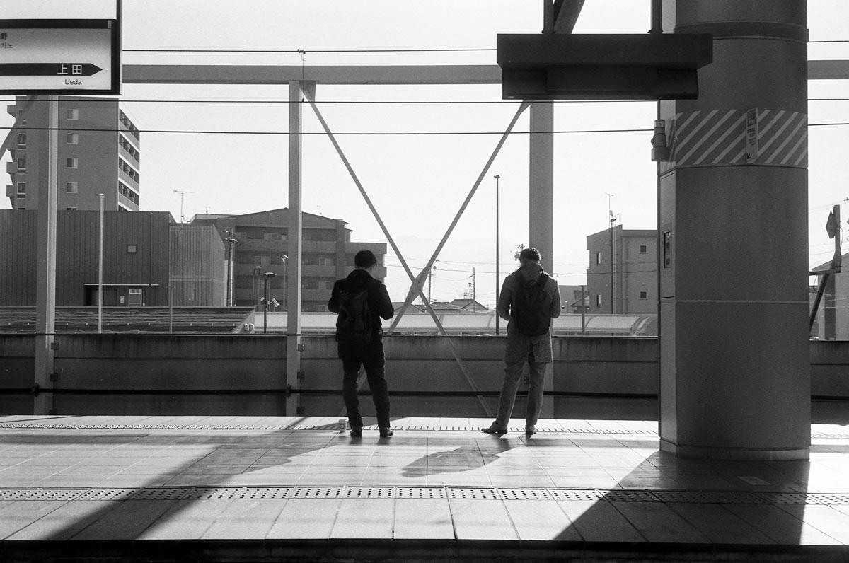 長野駅を通過｜Rollei 35S + Fomapan 400 Action