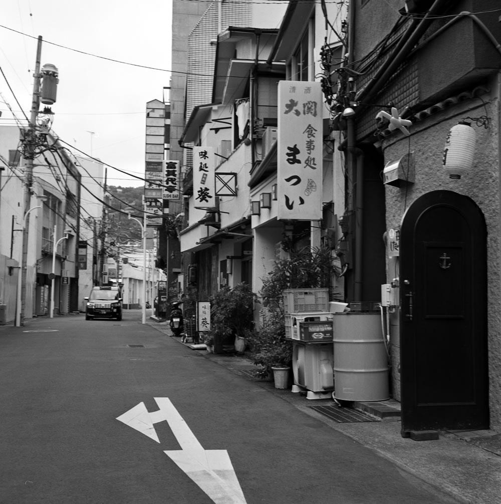 熱海の夜は楽しそうだな｜ROLLEIFLEX 3.5F + Kentmere 400