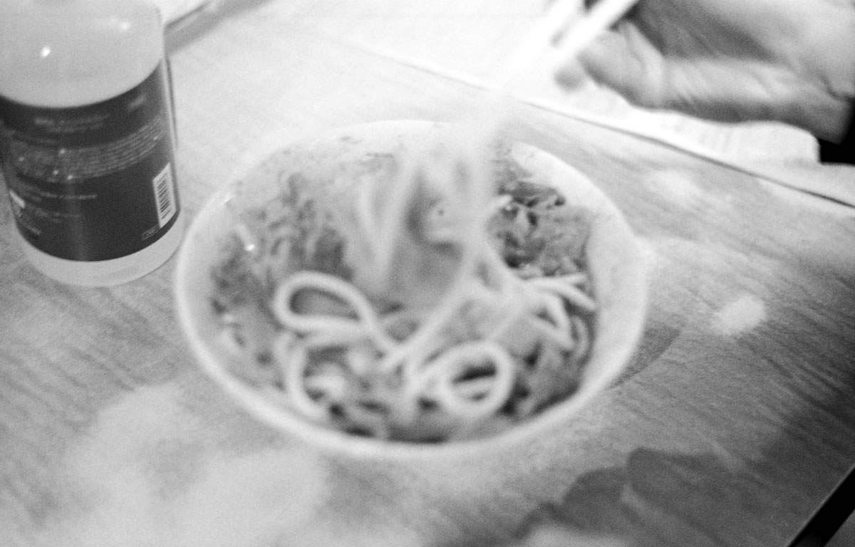 南天の肉うどん、ピント外したw|Leica M3 + DR Summicron 1:2/50mm + ILFORD HP5 PLUS
