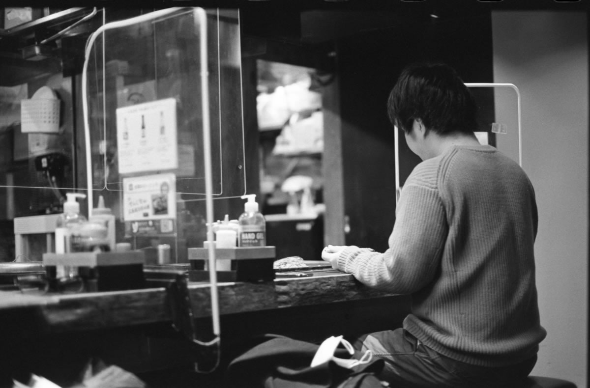 もうすぐお好み焼きを食べられる(；ﾟдﾟ)ｺﾞｸﾘ…｜Leica M3 + C Sonnar T* 1.5/50 ZM + FKodak TRI-X 400