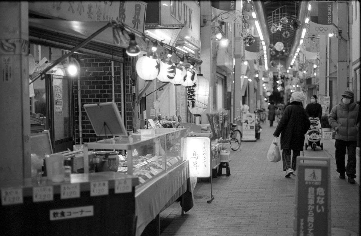 椎名町の商店街②｜Leica M3 + C Sonnar T* 1.5/50 ZM + Kodak TRI-X 400