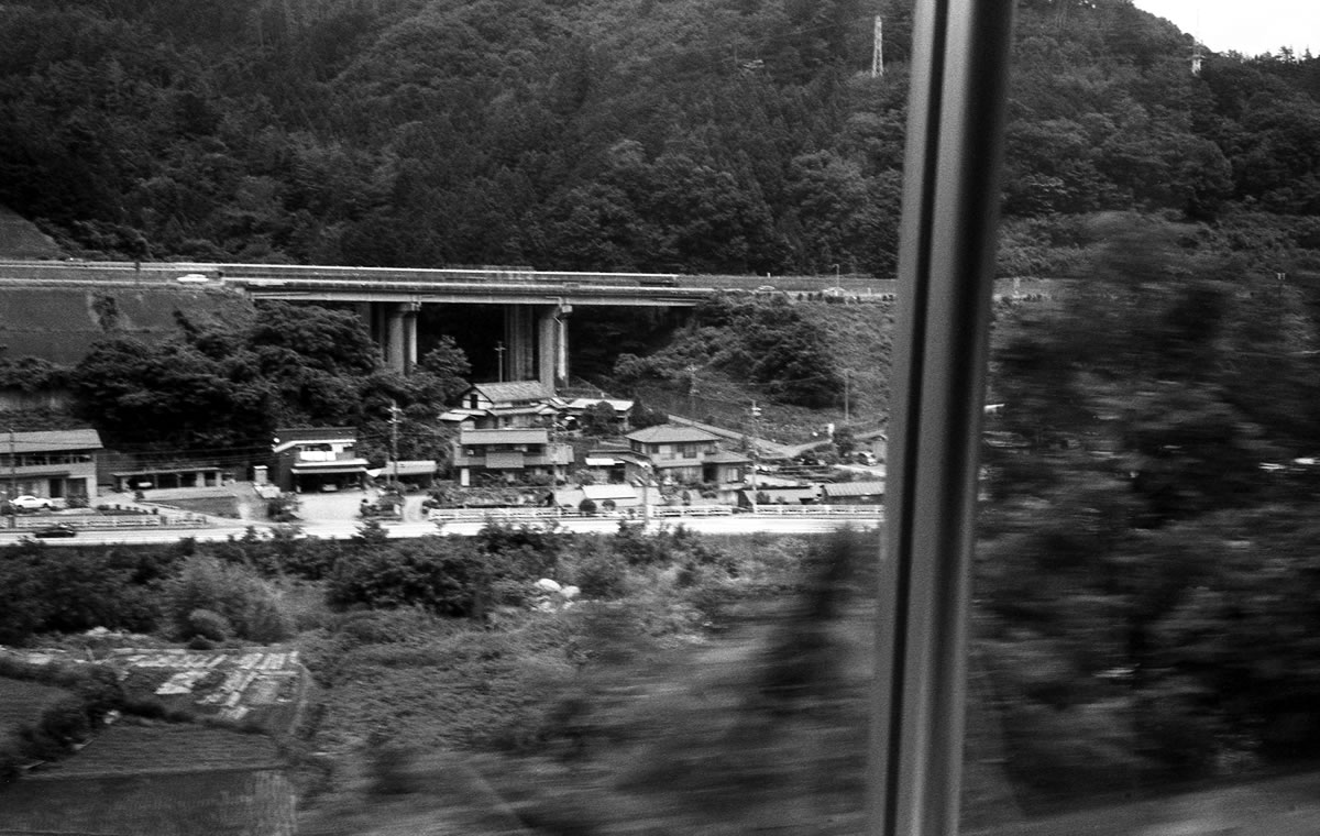 車窓には中央道と甲州街道｜Rollei 35S + MARIX 400