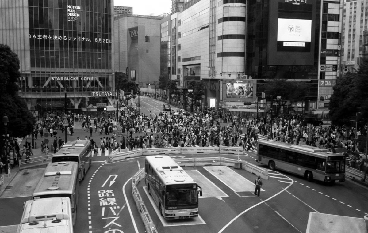 ローライ35S片手に渋谷へ｜Rollei 35S + Fomapan 400 Action