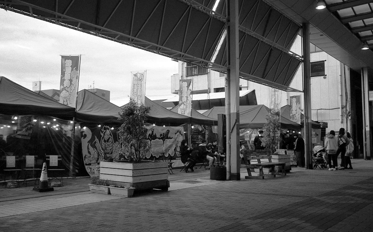 中央広場の特設イベントは満席で入れなかった｜Leica M3 + Summaron 35mm F3.5 with goggles + Fomapan 400 Action