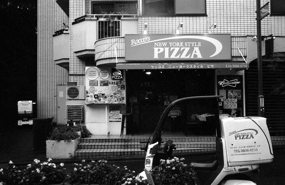 向かいのお店も見逃せない｜Leica M3 + Summaron 35mm F3.5 with goggles + Marix 400