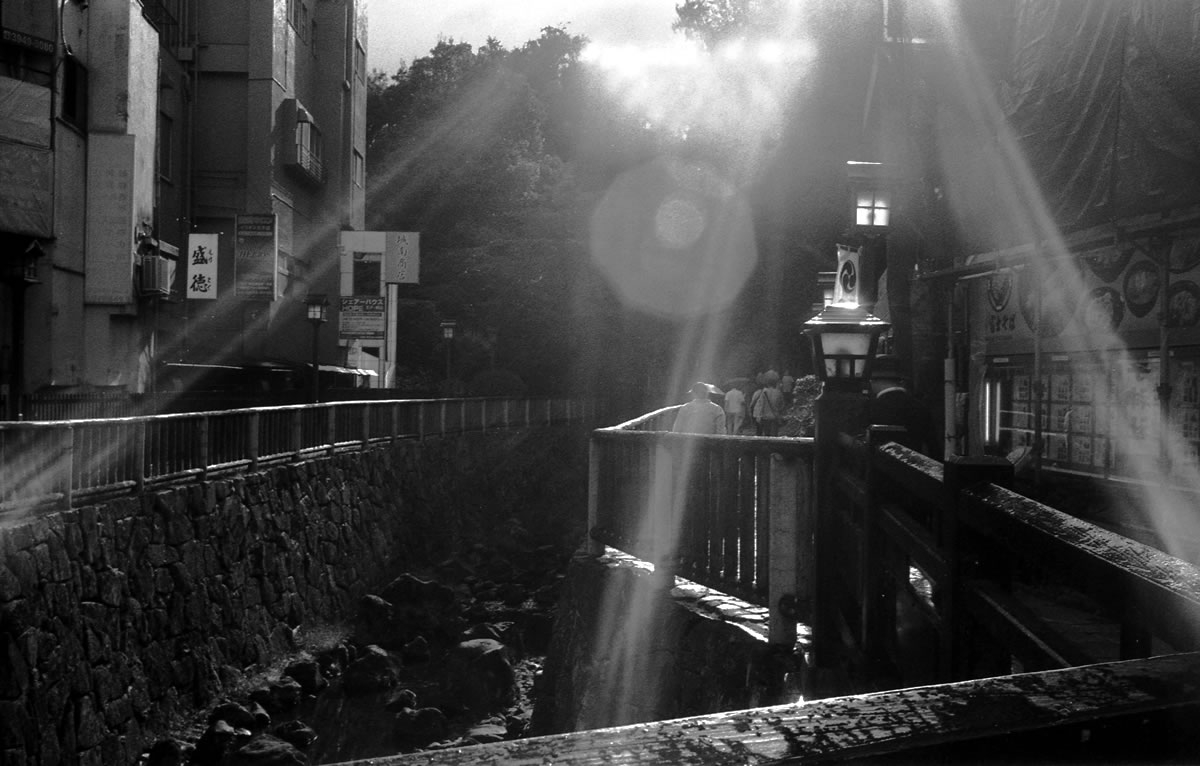 雨上がりの逆光｜Leica M3 + Summaron 35mm F3.5 with goggles + Marix 400