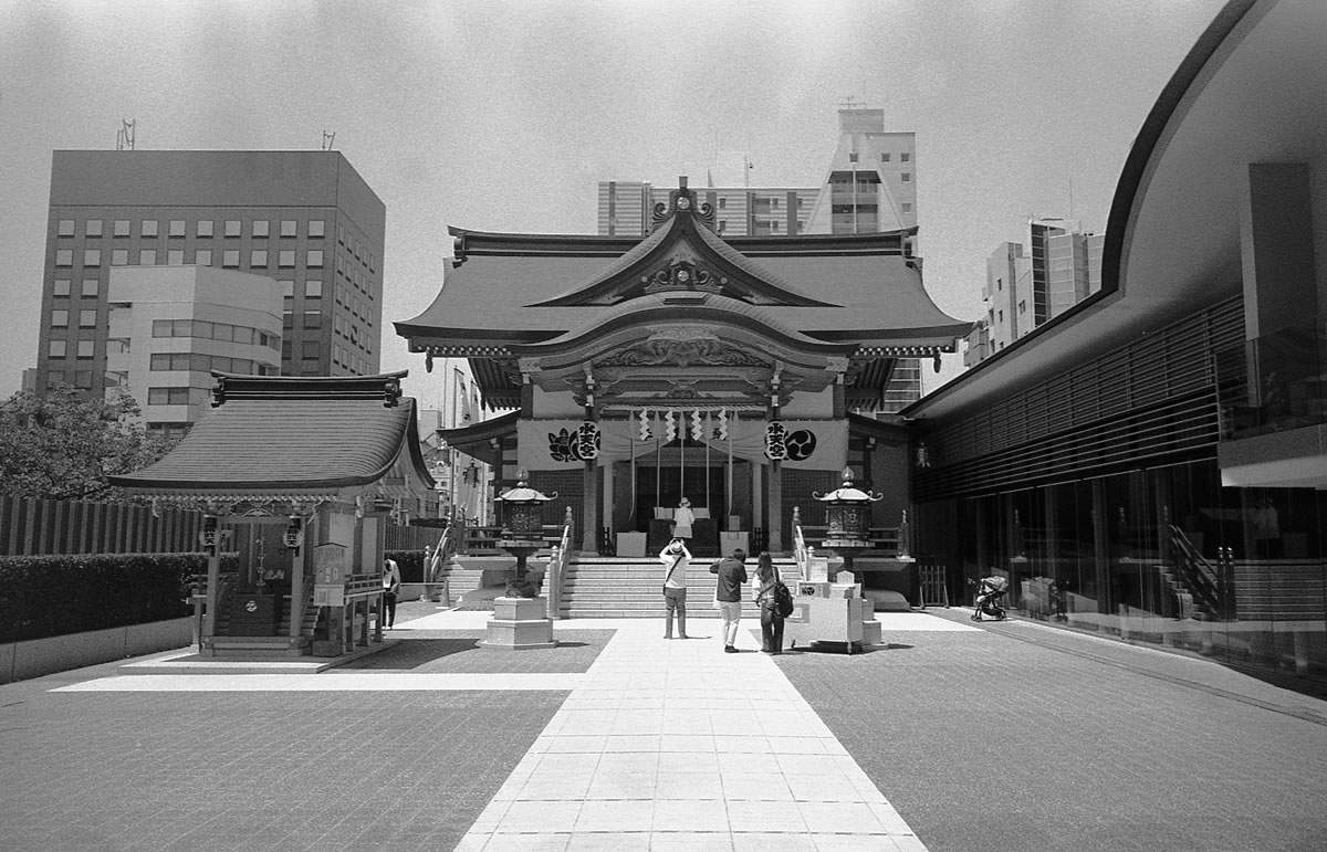 水天宮、初めて来た｜Leica M5 + SUMMARON-M f5.6/28mm + Fomapan 400 Action