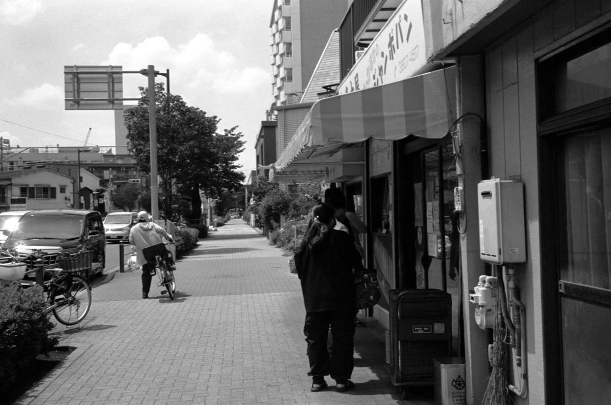 元祖青木屋は数組が行列中｜Rollei 35S + Fomapan 400 Action