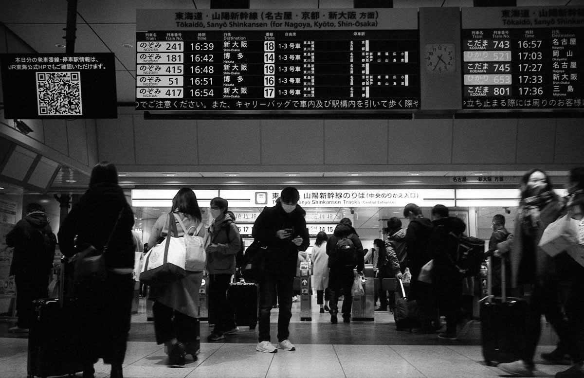 年越しを迎えに新幹線で｜Leica M3 + Summaron 35mm F3.5 with goggles + Fomapan 400 Action