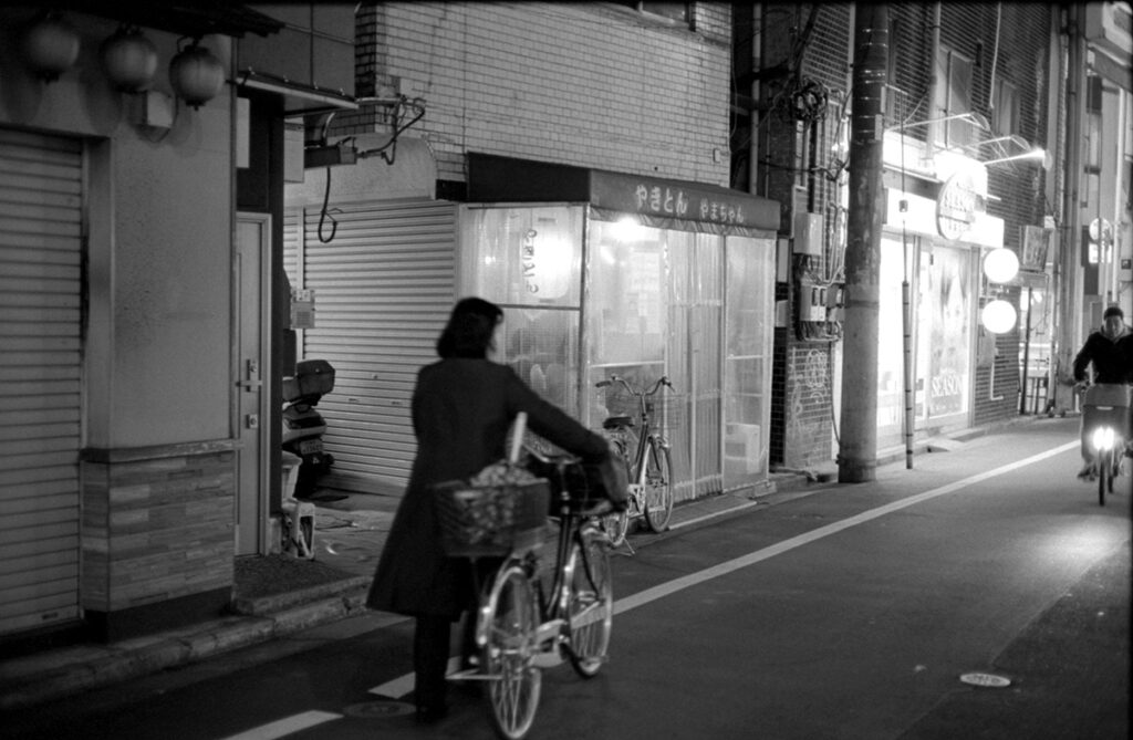 やきとん・やまちゃんに到着|Leica M3 + C Sonnar T* 1.5/50 ZM + Kodak TRI-X 400