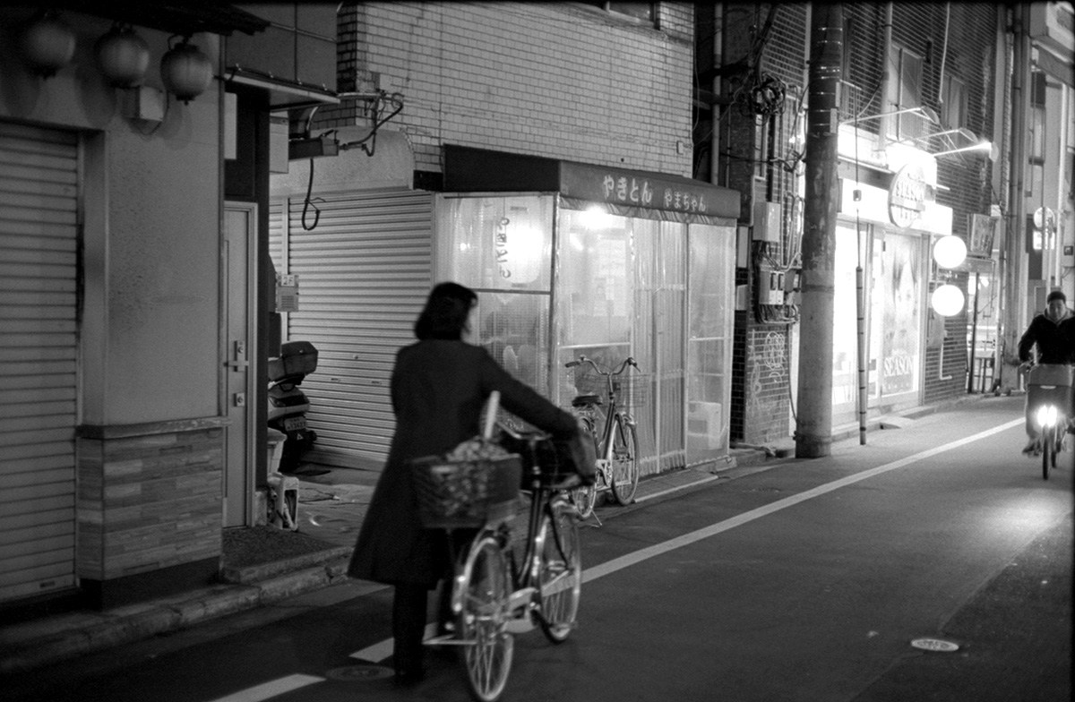 やきとん・やまちゃんに到着｜Leica M3 + C Sonnar T* 1.5/50 ZM + Kodak TRI-X 400