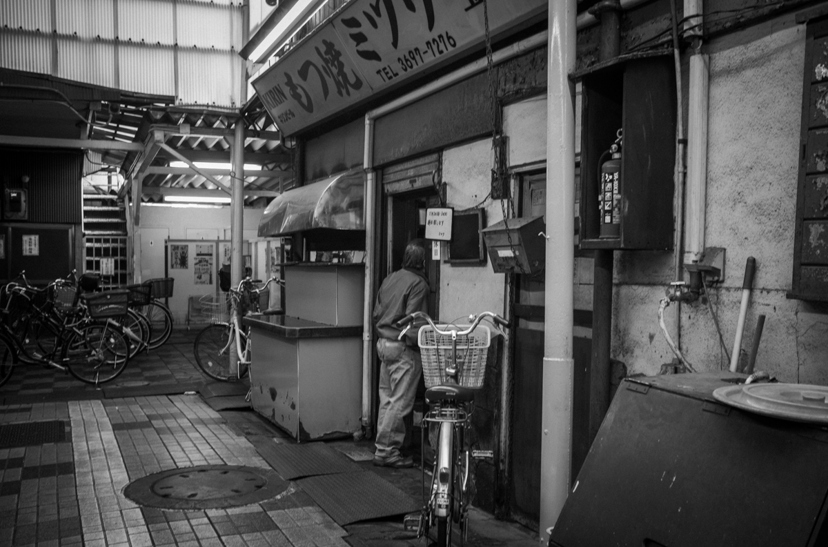 京成立石で飲み屋を探す｜Leica M10 Monochrom + Summilux 35mm f1.4